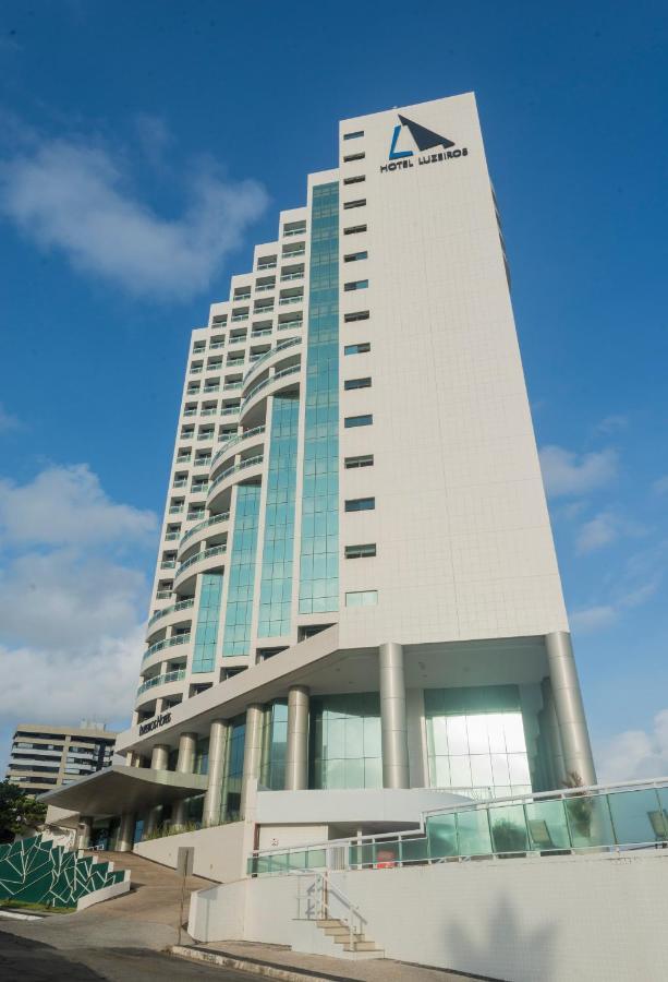 Hotel Luzeiros Sao Luis Eksteriør billede The photo shows a modern, multi-story building with a sleek design. The exterior features a combination of white panels and large glass windows, creating a clean and contemporary appearance. The building has a unique architectural shape, with curved 