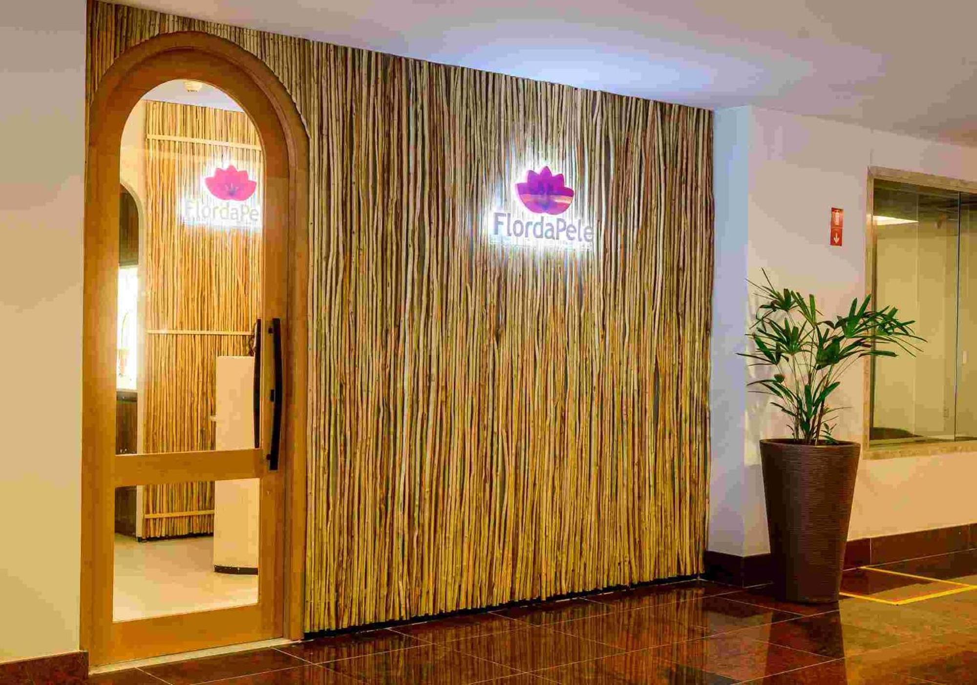 Hotel Luzeiros Sao Luis Eksteriør billede The photo shows the entrance to a spa or wellness center named "FlordaPel." The wall is decorated with natural-looking materials, resembling bamboo or reeds, giving it an organic feel. A soft-lit sign with the logo is placed above the entrance, and t